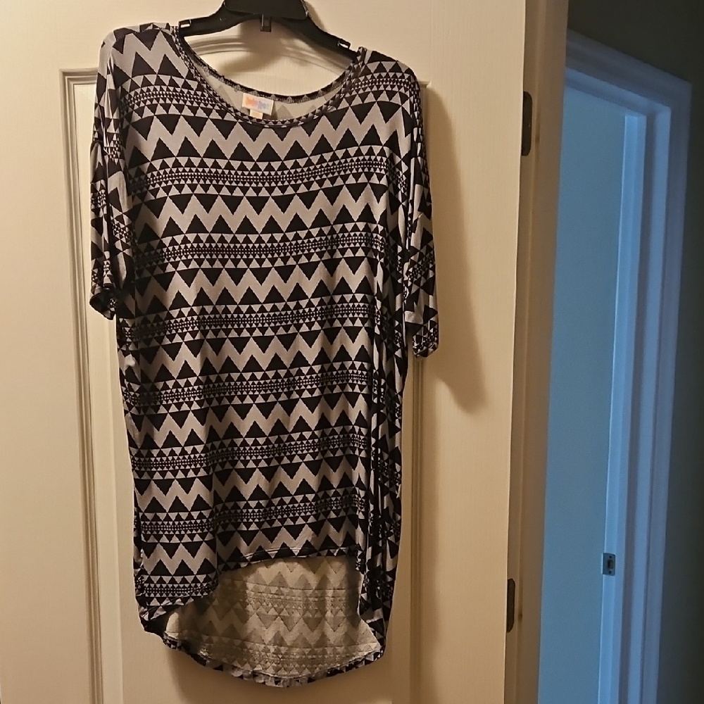 Stylish Black and White Patterned Women's Top